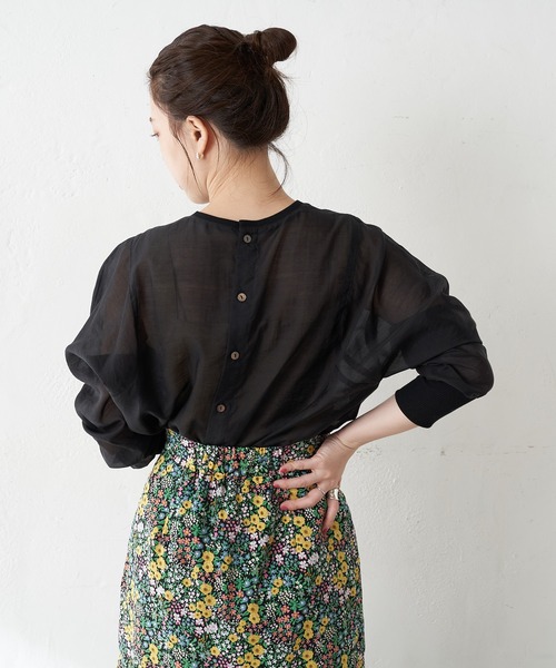 SHENERY(シーナリー)の「バックボタンシアーチュニック(シャツ/ブラウス・レディース・ブラック/オフホワイト/グリーン・FREE)」の10枚目の写真