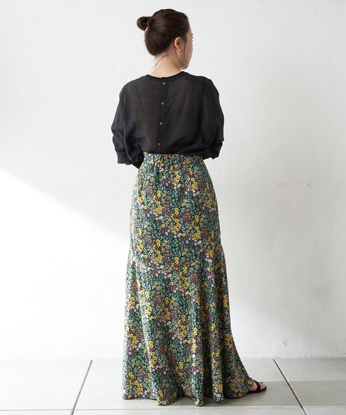 SHENERY(シーナリー)の「バックボタンシアーチュニック(シャツ/ブラウス・レディース・ブラック/オフホワイト/グリーン・FREE)」の15枚目の写真