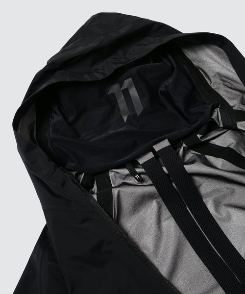 11 by Boris Bidjan Saberi ( ボリスビジャンサベリ)の「R3B(ステンカラーコート・メンズ・ブラック・LARGE)」の2枚目の写真