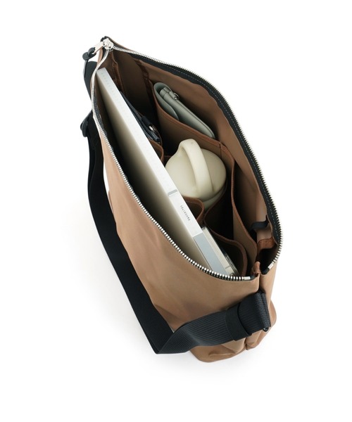 STANDARD SUPPLY(スタンダードサプライ)の「スタンダードサプライ / SIMPLICITY シンプリシティ /ZIP TOP SHOULDER ジップトップショルダー(ショルダーバッグ・レディース・ゴールド/ベージュ/グリーン/ライトグレー系/ブラック/チャコールグレー/グレー/ダークネイビー/ダークブラウン/ダークパープル/モカ/コバルトブルー・FREE)」の18枚目の写真