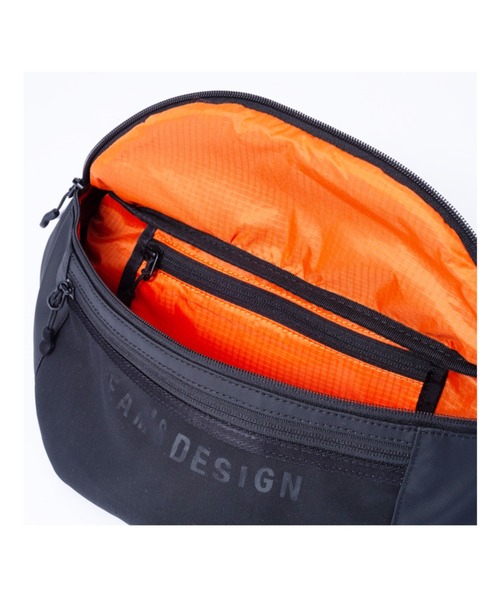 BEAMS DESIGN(ビームス デザイン)の「BEAMS DESIGN(ビームス デザイン) エラスティックメッシュ ボディバッグ(ボディバッグ/ウエストポーチ・メンズ・ブラック/ベージュ/ネイビー/レッド/グレー/サンドベージュ/ライトグレー・FREE)」の9枚目の写真