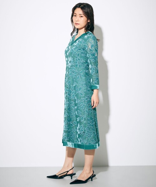 GRACE CONTINENTAL(グレースコンチネンタル)の「ベロア刺繍ワンピース(ワンピース・レディース・ブラック/ブルー・36/38)」の3枚目の写真