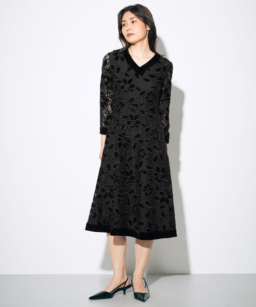 GRACE CONTINENTAL(グレースコンチネンタル)の「ベロア刺繍ワンピース(ワンピース・レディース・ブラック/ブルー・36/38)」の14枚目の写真