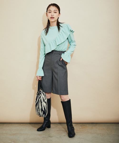 MADEMOISELLE ROPE'(マドモアゼル ロペ)の「<春まで使える>アシンメトリーフリルニットプルオーバー(ニット/セーター・レディース・ホワイト/ベージュ/サックスブルー・38)」の8枚目の写真