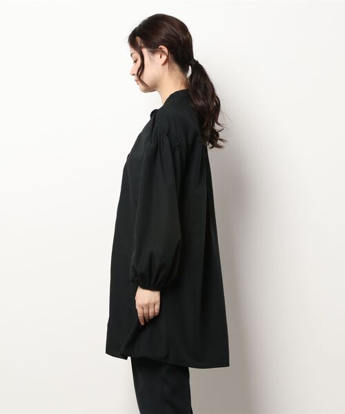 Samansa Mos2 blue（サマンサモスモスブルー）の「バンドカラーギャザーチュニックシャツ（シャツ/ブラウス・レディース・ブラック/ベージュ/オフホワイト・ﾌﾘ-）」の4枚目の写真