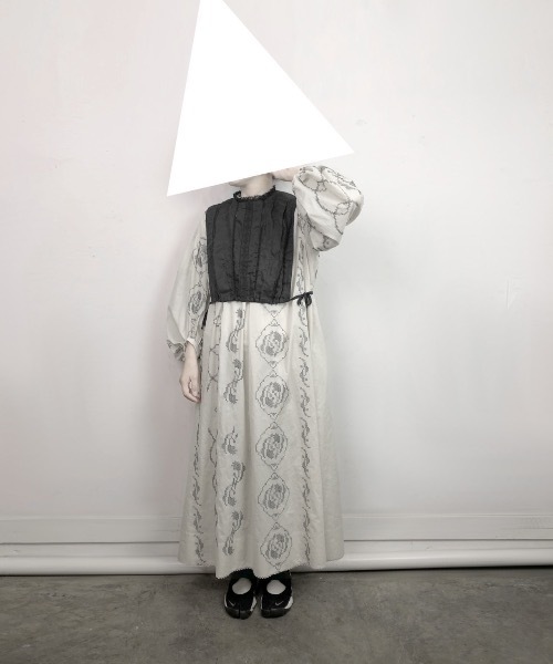 mudoca(ムドカ)の「ワンピース -とくべつな場所-(ワンピース・レディース・ベージュ/スミクロ・FREE)」の3枚目の写真