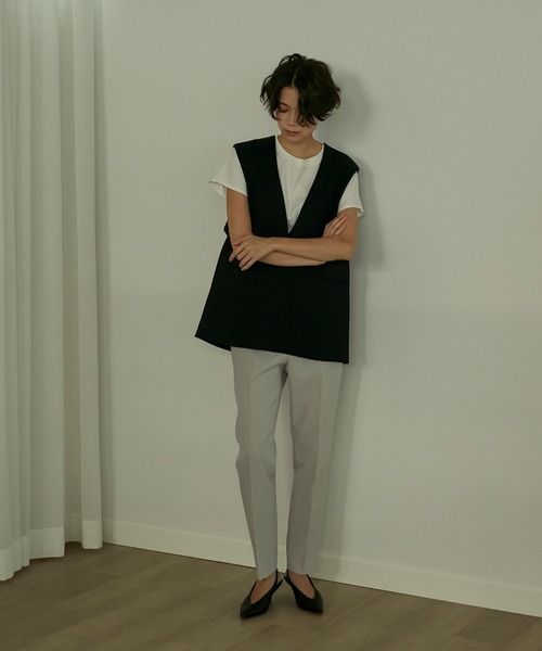 INED（イネド）の「美脚パンツ 快適な穿き心地 後ろウエストゴム（その他パンツ・レディース・レッド/オフホワイト/イエロー/ネイビー/グレイッシュベージュ/ブルーグレー/ターコイズブルー/チェリーピンク/ブラック/ブラウン/パープル/グリーン/モカ/オリーブ/ブルーグリーン/ライトホワイト・11号/9号/7号/5号）」の7枚目の写真