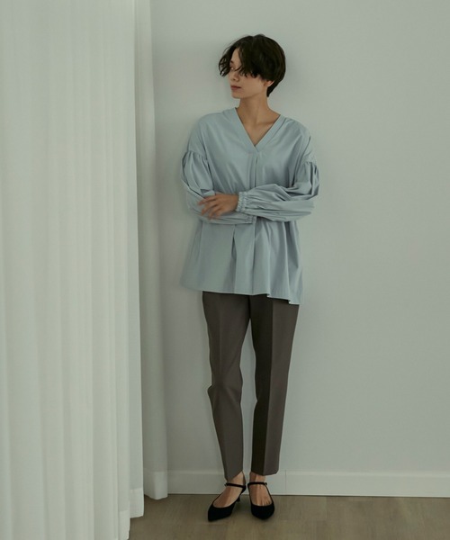 INED（イネド）の「美脚パンツ 快適な穿き心地 後ろウエストゴム（その他パンツ・レディース・レッド/オフホワイト/イエロー/ネイビー/グレイッシュベージュ/ブルーグレー/ターコイズブルー/チェリーピンク/ブラック/ブラウン/パープル/グリーン/モカ/オリーブ/ブルーグリーン/ライトホワイト・11号/9号/7号/5号）」の6枚目の写真