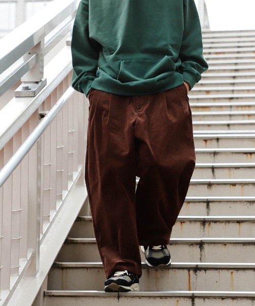 YUYA × BeAMS DOT(ユウヤバイビームスドット)の「YUYA × BeAMS DOT / 2タック ルーズ テーパード パンツ(チノパンツ・メンズ・オリーブ/ホワイト/ベージュ/チャコールグレー/ダークブラウン/ベージュ系その他・LARGE/MEDIUM)」の3枚目の写真