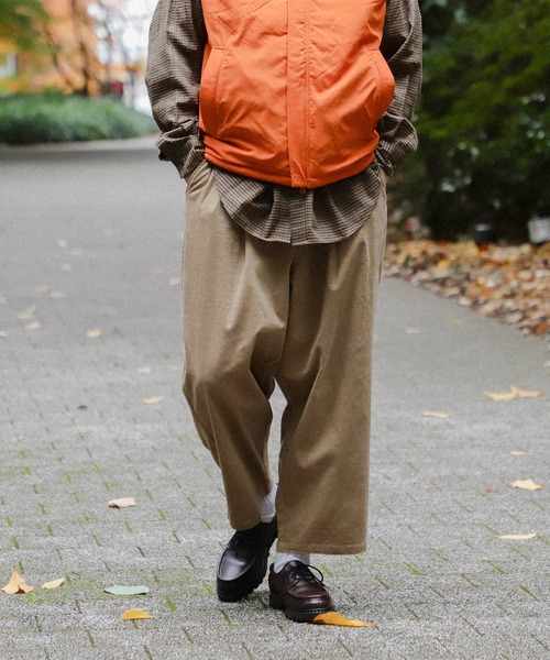YUYA × BeAMS DOT(ユウヤバイビームスドット)の「YUYA × BeAMS DOT / 2タック ルーズ テーパード パンツ(チノパンツ・メンズ・オリーブ/ホワイト/ベージュ/チャコールグレー/ダークブラウン/ベージュ系その他・LARGE/MEDIUM)」の5枚目の写真