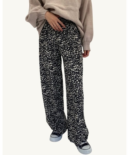 DAIS-Y（デイジー）の「セルフカット可能！裏起毛ダルメシアン柄プリーツパンツ（その他パンツ・レディース・ブラック/ホワイト・FREE）」の2枚目の写真