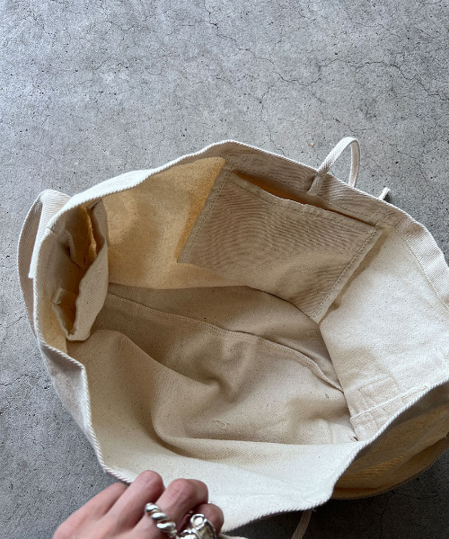 ISOOK（アイスー）の「Canvas tote bag / キャンバストートバッグ（chiica select）（ショルダーバッグ・レディース・ブラック/アイボリー・FREE）」の4枚目の写真