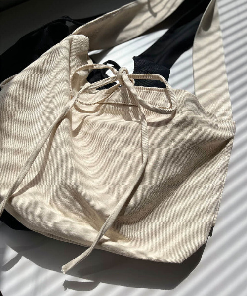 ISOOK（アイスー）の「Canvas tote bag / キャンバストートバッグ（chiica select）（ショルダーバッグ・レディース・ブラック/アイボリー・FREE）」の9枚目の写真