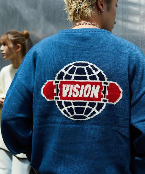 VISION STREET WEAR(ヴィジョンストリートウェア)の「【22FW】【VISION STREET WEAR/ヴィジョンストリートウェア】 別注ジャガードロゴクルーネックニット/オーバーサイズ/ユニセックス(ニット/セーター・メンズ・ブラック/オフホワイト/ブルー/グリーン/マスタード・MEDIUM/LARGE/X-LARGE)」の1枚目の写真