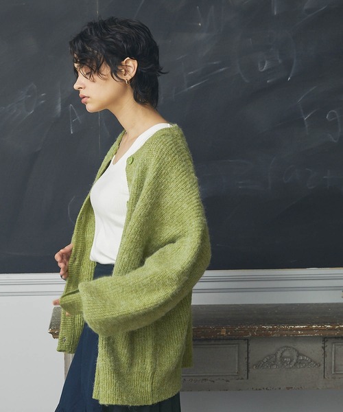 Chaco closet(チャコ クローゼット)の「畔編みモヘアライクボリュームスリーブカーディガン(カーディガン/ボレロ・レディース・ピンク/ライム/イエロー/ブラック/グレイッシュベージュ/ブルー/アイボリー/グレー/オレンジ・FREE)」の16枚目の写真