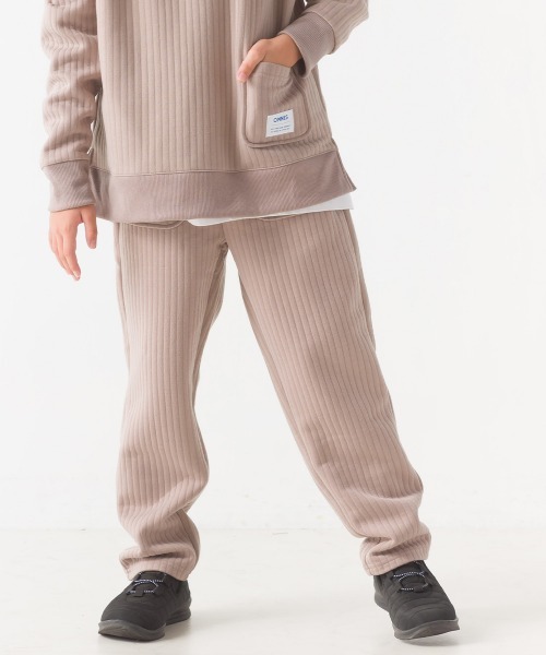 OMNES(オムネス)の「キッズラインキルトパンツ(その他パンツ・キッズ・ライトカーキ/モカ/ピンクベージュ/ブラック・100/110/120/130/140)」の1枚目の写真