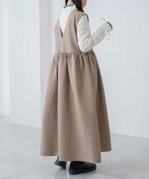 BONLECILL(ボンルシール)の「2wayフラワージャガード 深Vネックジャンスカ/ワンピース(ジャンパースカート・レディース・ネイビー/ブラック/ベージュ・FREE)」の7枚目の写真