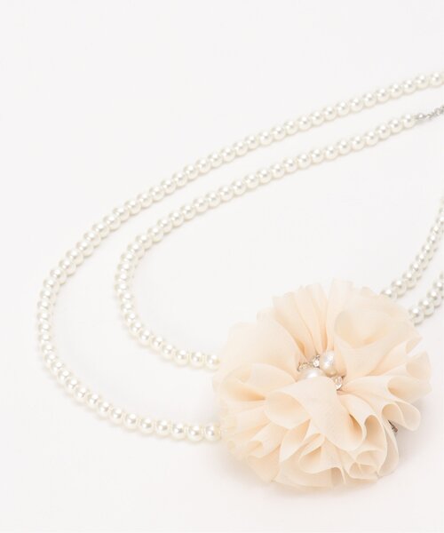ikka(イッカ)の「コサージュ付きパールネックレス(ネックレス・レディース・オフホワイト・FREE)」の2枚目の写真
