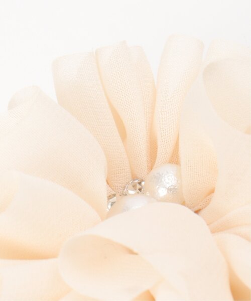 ikka(イッカ)の「コサージュ付きパールネックレス(ネックレス・レディース・オフホワイト・FREE)」の7枚目の写真