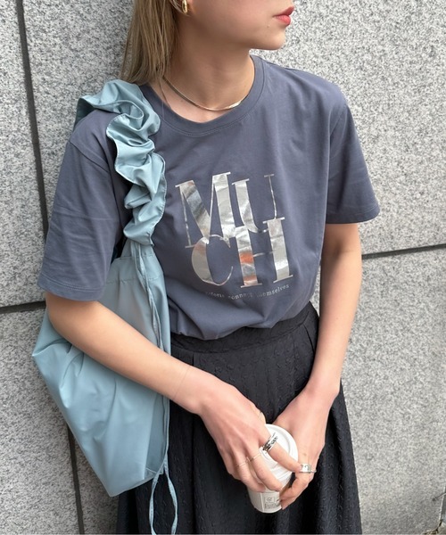 feepur(フェピュール)の「MUCH光沢ラバーTee(Tシャツ/カットソー・レディース・ホワイト×ブラック/ホワイト/ブルー/チャコールグレー/オフホワイト・MEDIUM)」の4枚目の写真