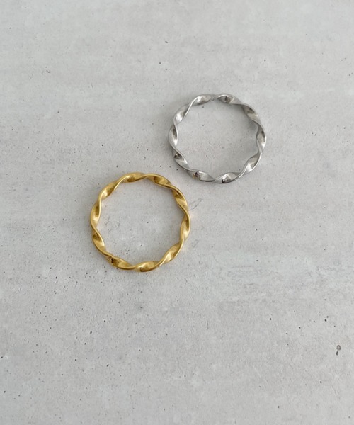 thank U more（サンキューモア）の「金属アレルギー対応 【サージカルステンレス316L】ヒネリ シンプル リング（リング・レディース・シルバー/ゴールド・9/11/13）」の2枚目の写真