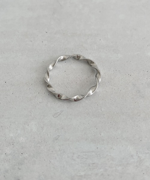 thank U more（サンキューモア）の「金属アレルギー対応 【サージカルステンレス316L】ヒネリ シンプル リング（リング・レディース・シルバー/ゴールド・9/11/13）」の4枚目の写真
