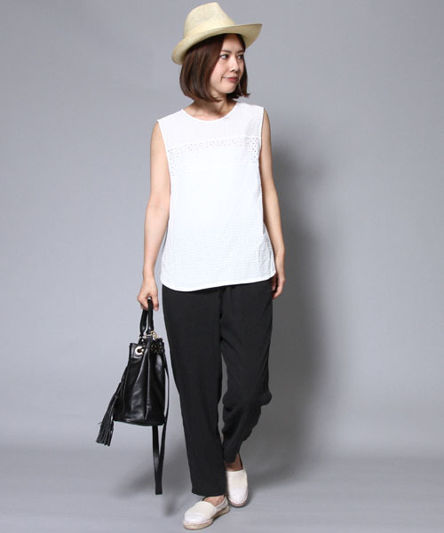 AMERICAN RAG CIE（アメリカンラグシー）の「AMERICAN RAG CIEフラワー刺繍×アイレット刺繍ノースリーブブラウス/207-AMR-dms-L152-BU003（シャツ/ブラウス・レディース・オフホワイト・FREE）」の3枚目の写真