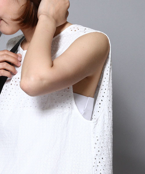 AMERICAN RAG CIE（アメリカンラグシー）の「AMERICAN RAG CIEフラワー刺繍×アイレット刺繍ノースリーブブラウス/207-AMR-dms-L152-BU003（シャツ/ブラウス・レディース・オフホワイト・FREE）」の4枚目の写真