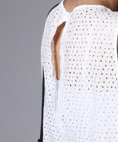 AMERICAN RAG CIE（アメリカンラグシー）の「AMERICAN RAG CIEフラワー刺繍×アイレット刺繍ノースリーブブラウス/207-AMR-dms-L152-BU003（シャツ/ブラウス・レディース・オフホワイト・FREE）」の6枚目の写真