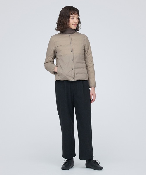 無印良品(ムジルシリョウヒン)の「軽量ダウンノーカラージャケット(帯電防止裏地)(ダウンジャケット/コート・レディース・ボルドー/カーキ系5/ライトベージュ/ブラック・L/XXL/M/XS/XL/S)」の13枚目の写真