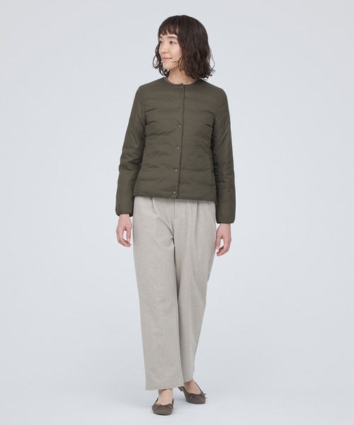 無印良品(ムジルシリョウヒン)の「軽量ダウンノーカラージャケット(帯電防止裏地)(ダウンジャケット/コート・レディース・ボルドー/カーキ系5/ライトベージュ/ブラック・L/XXL/M/XS/XL/S)」の21枚目の写真