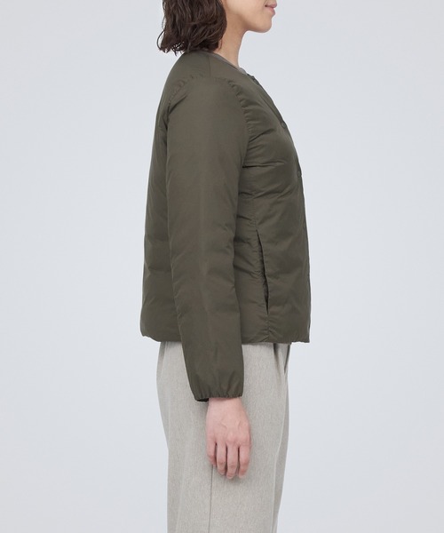 無印良品(ムジルシリョウヒン)の「軽量ダウンノーカラージャケット(帯電防止裏地)(ダウンジャケット/コート・レディース・ボルドー/カーキ系5/ライトベージュ/ブラック・L/XXL/M/XS/XL/S)」の22枚目の写真