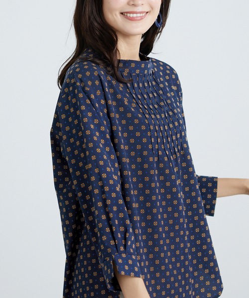 BELLUNA（ベルーナ）の「ピンタックデザイン小紋柄ブラウス（シャツ/ブラウス・レディース・ネイビー系/アイボリー系/ターコイズブルー系・X-LARGE/LARGE/MEDIUM）」の3枚目の写真