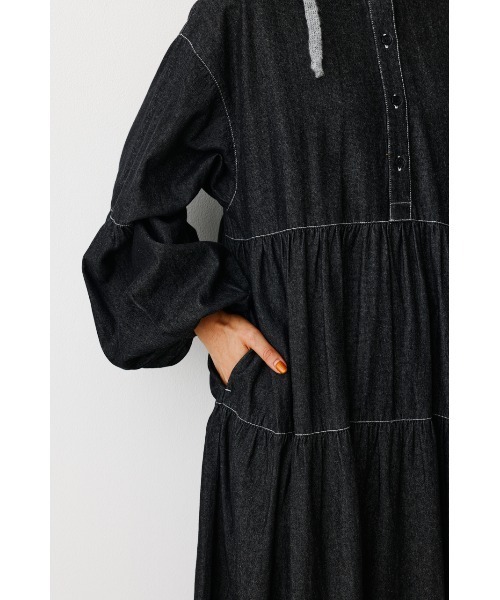 RODEO CROWNS WIDE BOWL(ロデオクラウンズワイドボウル)の「2WAY DENIM ティアードワンピース(ワンピース・レディース・オフホワイト/ブラック/ブルー・FREE)」の13枚目の写真
