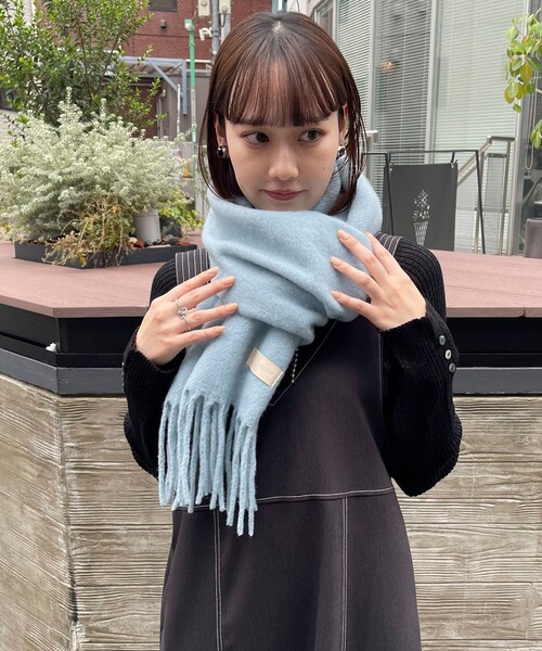fredy emue(フレディエミュ)の「ライトブークレマフラー(マフラー・レディース・アイボリー/ライトブルー/イエロー/ブラック・FREE)」の7枚目の写真