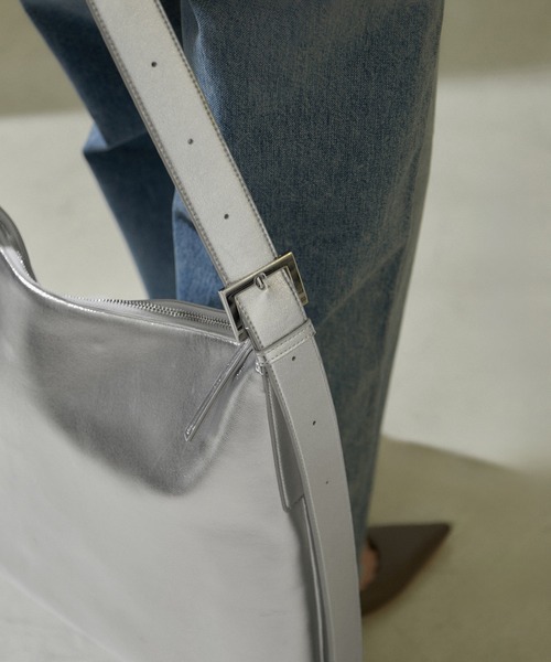 SALON adam et rope'（サロン アダム エ ロペ）の「バックルショルダーレザートートバッグ（ショルダーバッグ・レディース・グレー系その他/ブラック/シルバー・FREE）」の17枚目の写真