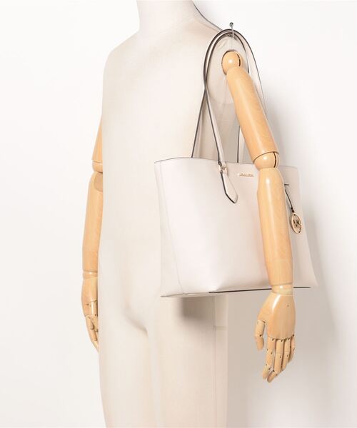 MICHAEL KORS（マイケルコース）の「SHEILA ミッドファスナー トート ラージ（トートバッグ・レディース・ベージュ系・FREE）」の5枚目の写真