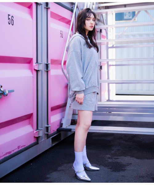 ANAP(アナップ)の「ストラップ付きポインテッドトゥミュール(パンプス・レディース・シルバー/ブラック・L/S/M)」の22枚目の写真