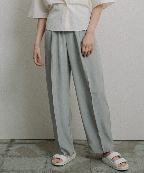 Liyoca（リヨカ）の「【Liyoca】アセテートシルキータックイージーパンツ（その他パンツ・レディース・カーキ/レッド・36）」の2枚目の写真