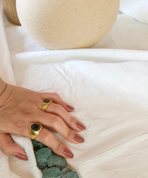 TUWAKRIM（トゥワクリム）の「【TUWAKRIM】スクエアリング（リング・レディース・オフホワイト/ブラック・MEDIUM/LARGE/X-LARGE/SMALL/XX-LARGE）」の3枚目の写真