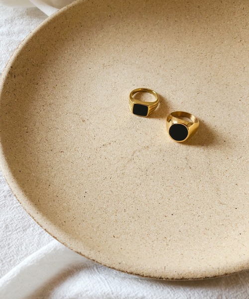 TUWAKRIM（トゥワクリム）の「【TUWAKRIM】スクエアリング（リング・レディース・オフホワイト/ブラック・MEDIUM/LARGE/X-LARGE/SMALL/XX-LARGE）」の7枚目の写真