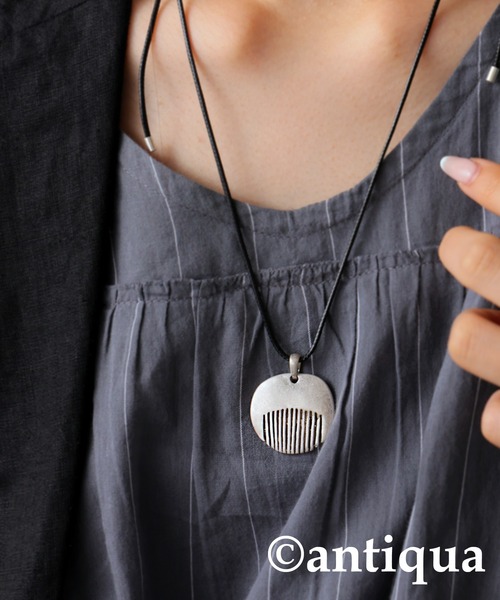 antiqua（アンティカ）の「コームデザインネックレス（ネックレス・レディース・シルバー・FREE）」の4枚目の写真