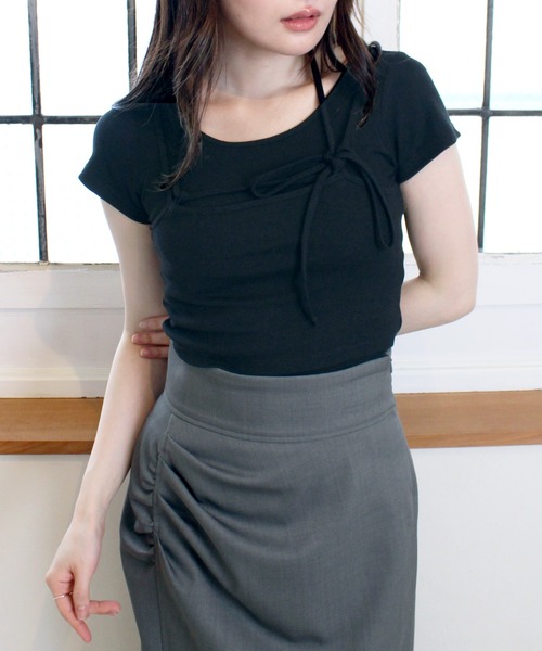 Reurie'(レウリィ)の「【ZOZO限定】レイヤード風ストラップTシャツ / 半袖 クルーネック コンパクト クロップド丈 リボン 紐 チョーカー 重ね着 カジュアル ガーリー Y2K バレエコア ストリート 韓国 黒 ブラック グレー モノトーン(Tシャツ/カットソー・レディース・グレー/ブラック・FREE)」の2枚目の写真