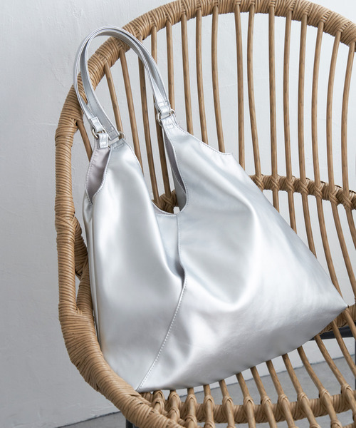 VENCEEXCHANGE（ヴァンスエクスチェンジ）の「合皮VカットA4トートバッグ（トートバッグ・レディース・オフホワイト/シルバー/ブラック/チャコール・FREE）」の4枚目の写真