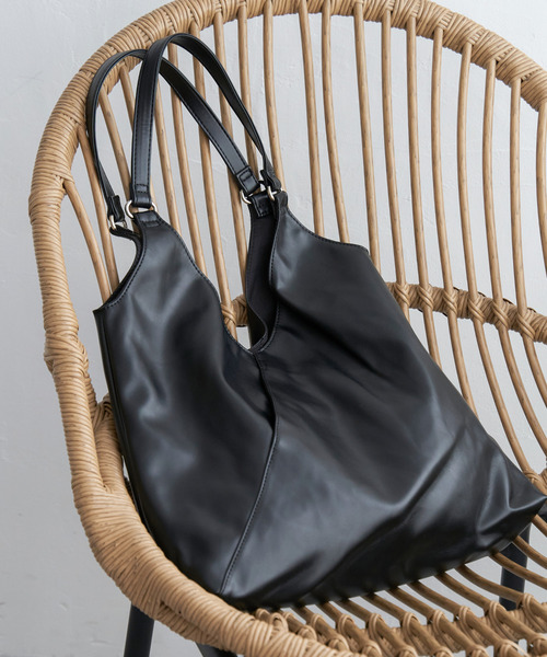 VENCEEXCHANGE（ヴァンスエクスチェンジ）の「合皮VカットA4トートバッグ（トートバッグ・レディース・オフホワイト/シルバー/ブラック/チャコール・FREE）」の2枚目の写真