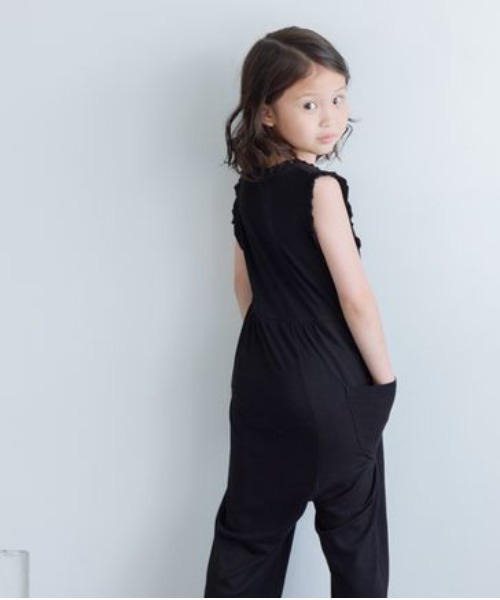 LOWRYS FARM(ローリーズファーム)の「カットフリルサロペット 135125(サロペット/オーバーオール・キッズ・チャコールグレー/ブラック・150cm/140cm/130cm/120cm/110cm)」の17枚目の写真