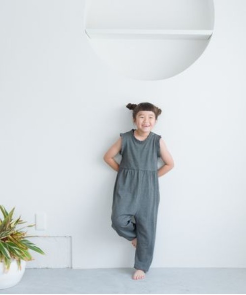 LOWRYS FARM(ローリーズファーム)の「カットフリルサロペット 135125(サロペット/オーバーオール・キッズ・チャコールグレー/ブラック・150cm/140cm/130cm/120cm/110cm)」の19枚目の写真