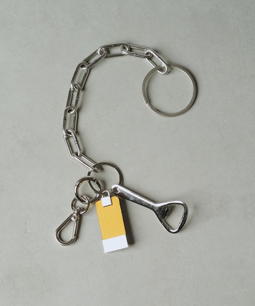 ITTI（イッチ）の「CRISTY POLICE CHAIN CHARM DIPLO FJORD（ブローチ/コサージュ・メンズ・グレー系その他/ブラック/オレンジ/ブルー系その他/イエロー・FREE）」の4枚目の写真