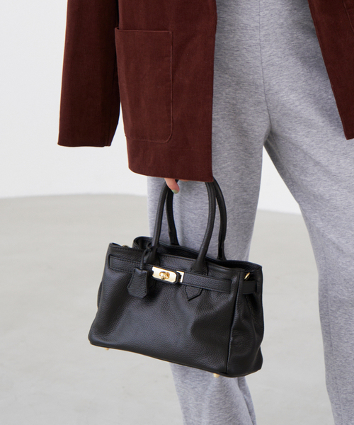 AULENTTI/オウレンティ ベルト付きレザー MIDI BAG バッグ 追加》AULENTTI/オウレンティ ベルト付きレザー MIDI BAG バッグ