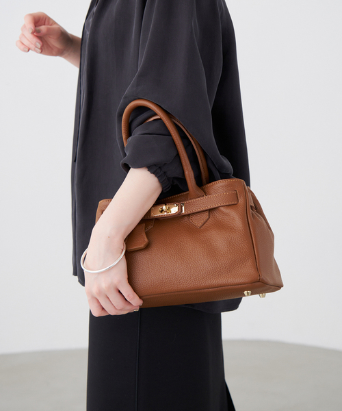 IENA（イエナ）の「AULENTTI/オウレンティ ベルト付きレザー MIDI BAG